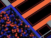 Καταρράκτης καταρράκτη δίπλα σε αφρό πισίνα